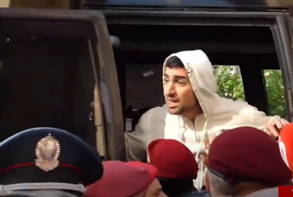 Ոստիկանները բերման ենթարկեցին Լևոն Քոչարյանին և ակցիայի այլ մասնակիցների (տեսանյութ)